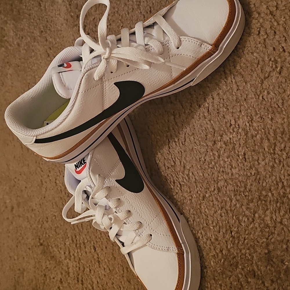 Brand New! Nike Women's Size 8